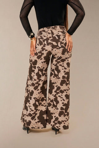 PANTALON BOTA ANCHA ESTAMPADO DE VACA