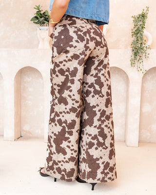 PANTALON BOTA ANCHA ESTAMPADO DE VACA