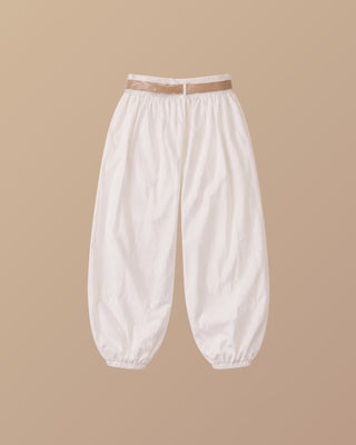 PANTALON BLANCO JOGGER CON CORREA Y BOTON EN BOTA