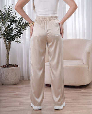PANTALON BEIGE DE SATIN CON LINEAS AL LADO Y CORDON DE AMARRAR