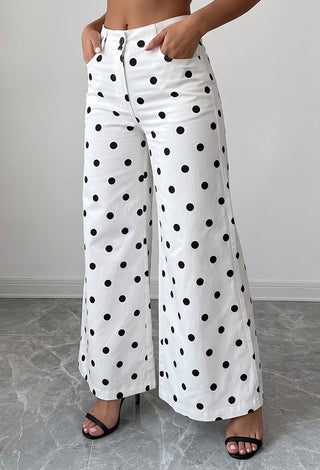 PANTALON BLANCO ANCHO DE BOLAS NEGRAS