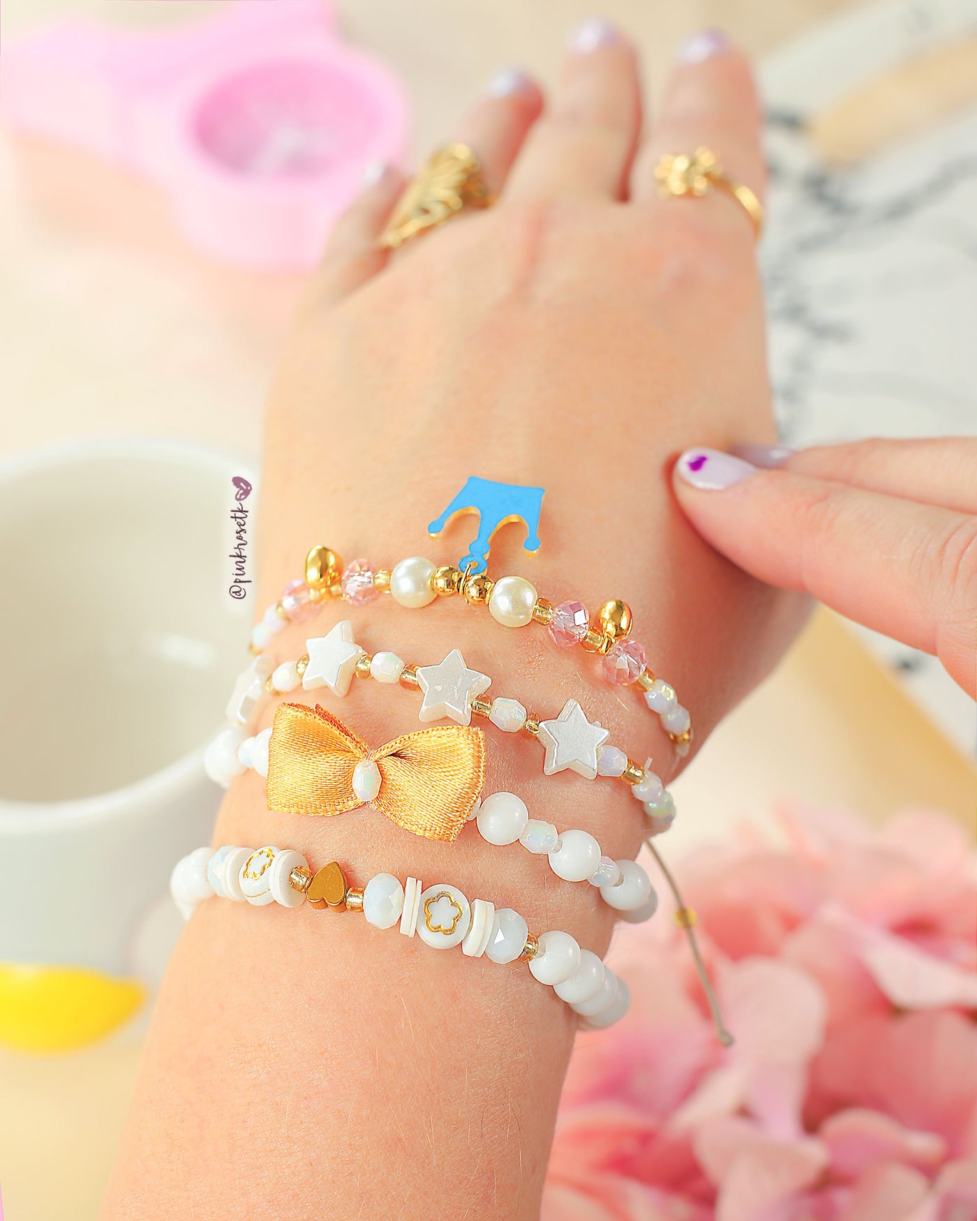 Set blanco de pulseras con flor amarilla o corona azul