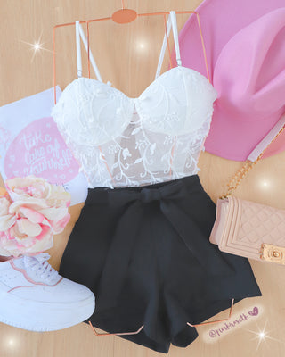 Romper negro de encaje blanco y lazo