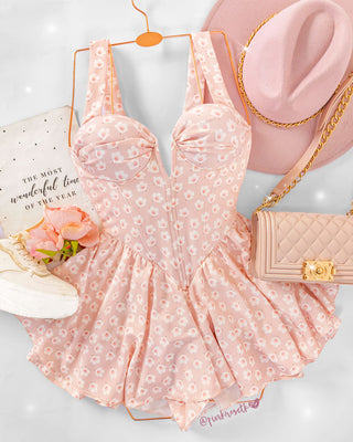 Romper rosado y flores de copas drapeadas y tiras