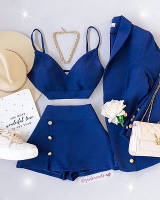 Set azul marino de top, falda short y blazer con botones dorados