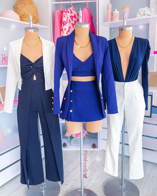 Set azul marino de top, falda short y blazer con botones dorados