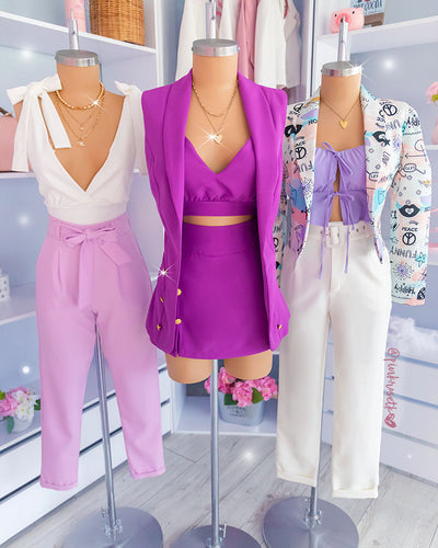 Set morado de top, falda short y blazer manga sisa