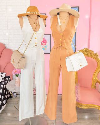 Set blanco de chaleco y pantalón con botones dorados