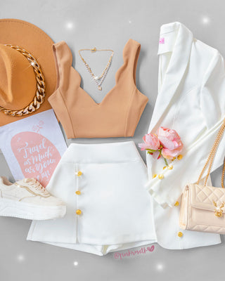 Set blanco de blazer manga larga y falda short botones doradas