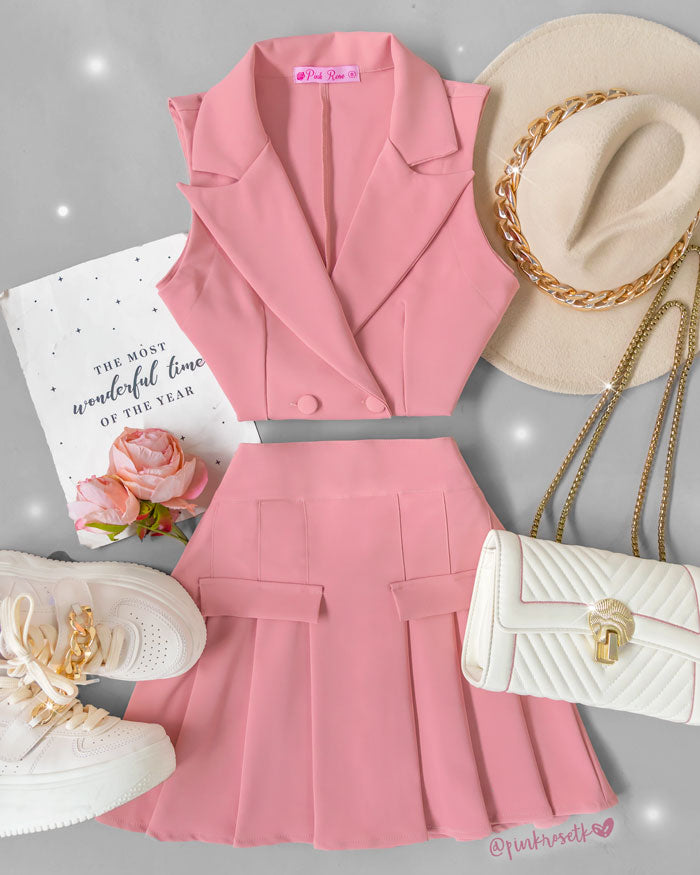 Set rosado chaleco 2 botones y falda de tablas y bolsillos falsos