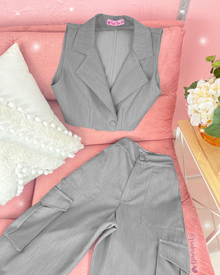 Set gris cemento chaleco y pantalón cargo con resorte en el bajo