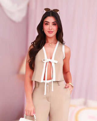 Set de Pantalón y Chaleco con Moño Frontal