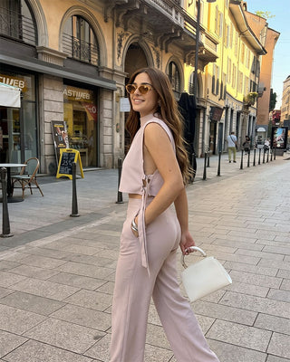 SET BEIGE DE PANTALON Y BLUSA DE  AMARRAR  AL LADO