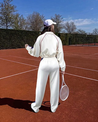 SET BLANCO DE CHAQUETA Y PANTALON TIPO SUDADERA CON FRANJA
