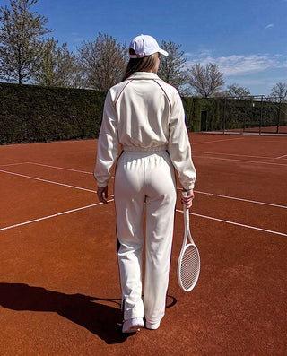 SET BLANCO DE CHAQUETA Y PANTALON TIPO SUDADERA CON FRANJA