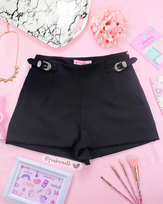 Short negro tiro alto con hebillas en la cintura