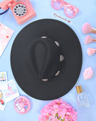 Sombrero negro feddora con corazones plateados