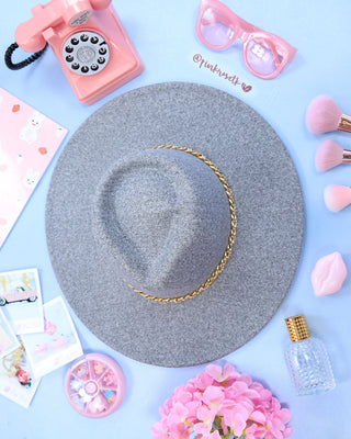 Sombrero gris feddora con cadena dorada