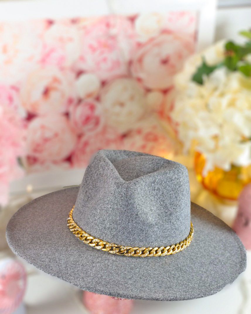 Sombrero gris feddora con cadena dorada
