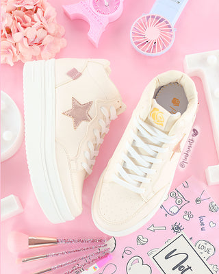 Tenis beige, estrella dorada, tipo bota