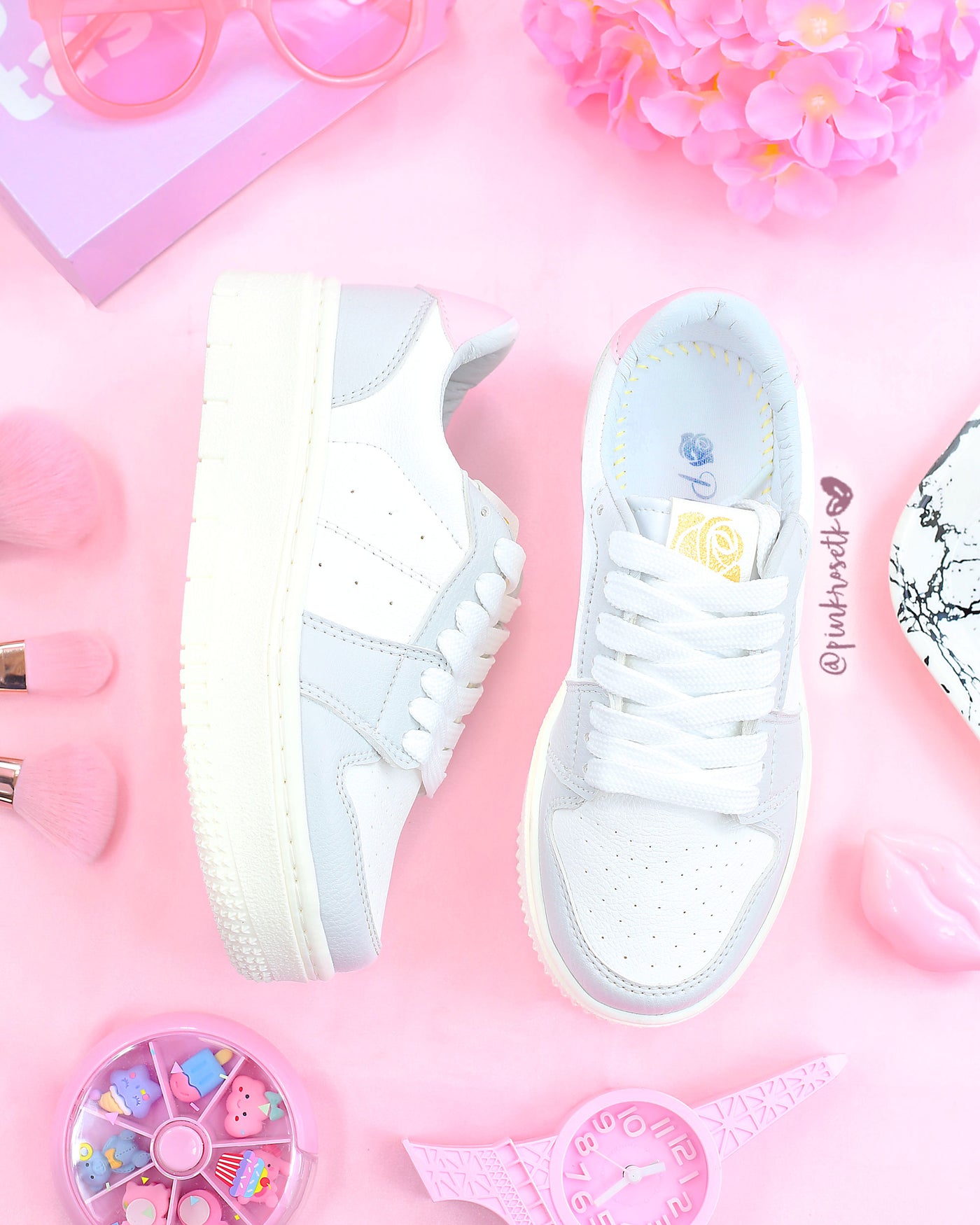 Tenis blancos detalles gris y rosado