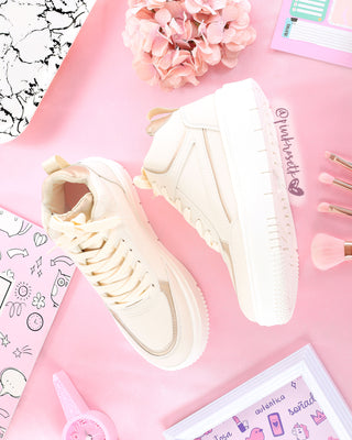 Tenis bota beige con detalles dorados