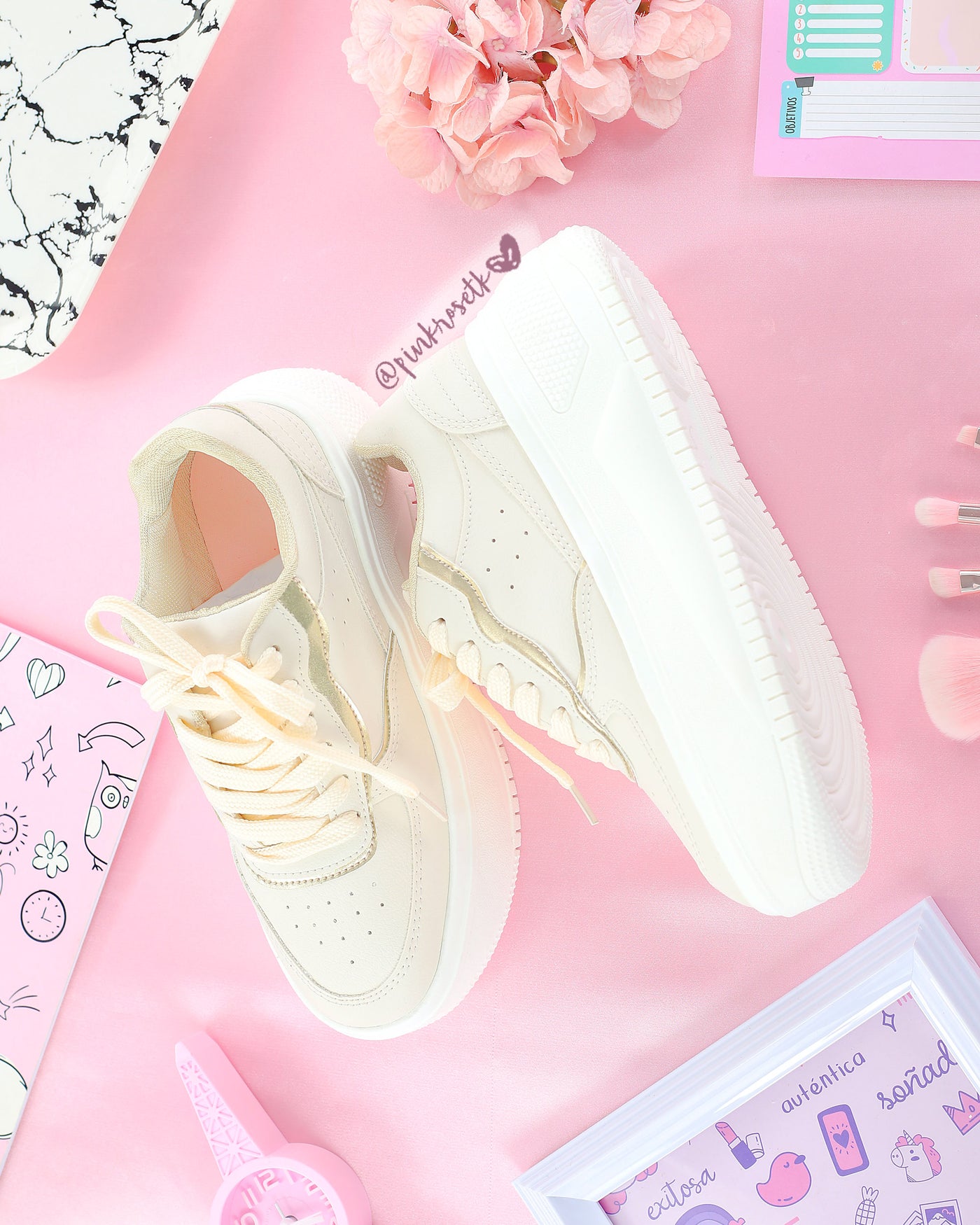 Tenis beige con detalles dorados