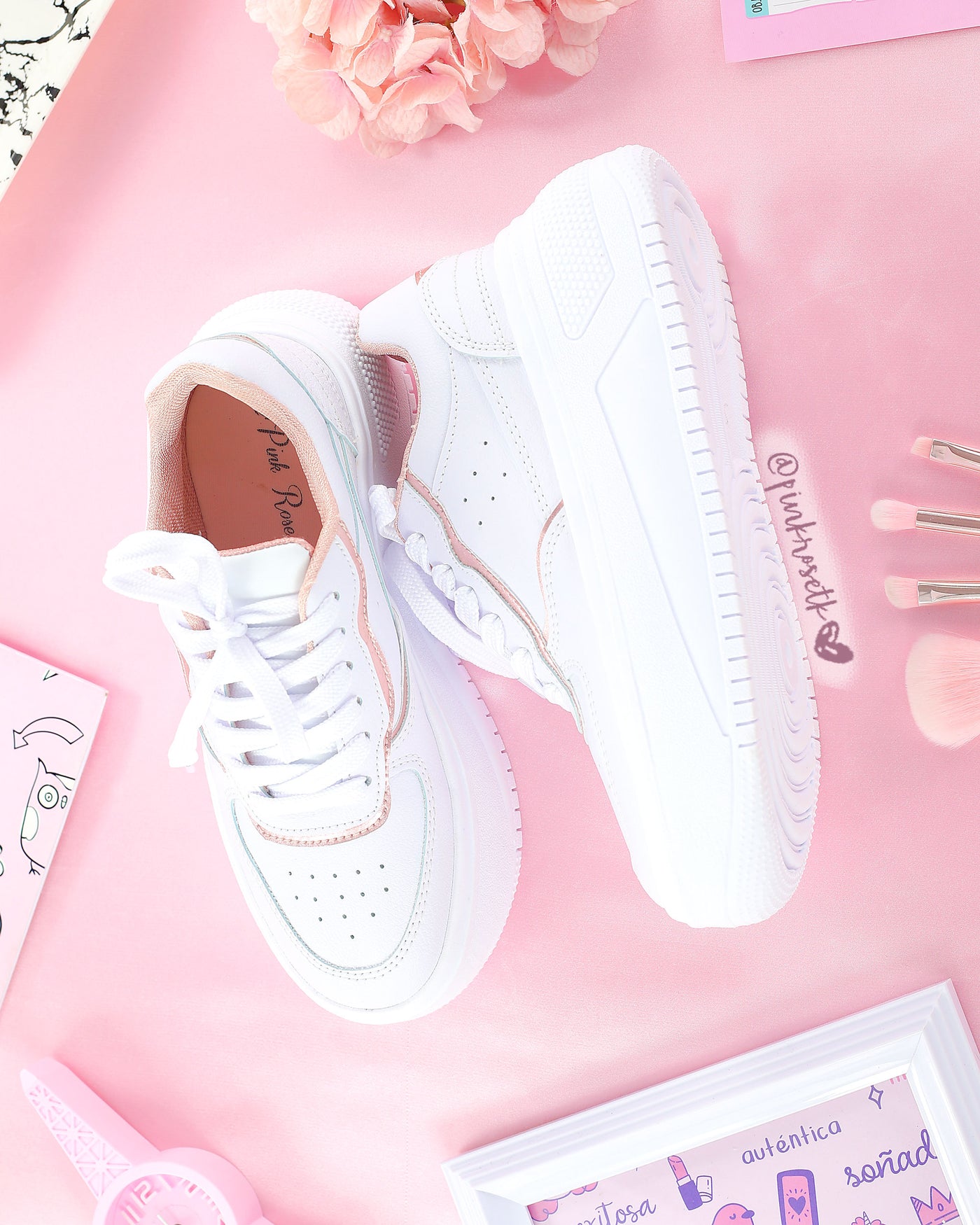 Tenis blancos con detalles cobre