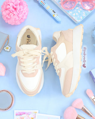 Tenis beige tipo zapatillas con detalles camel