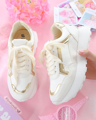 Tenis blancos con aplique dorado