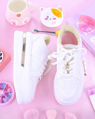 Tenis blancos plataforma y adornos dorados