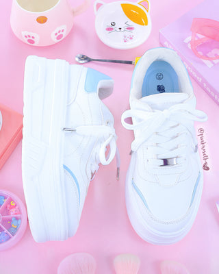Tenis blancos plataforma y adornos azul y plateado