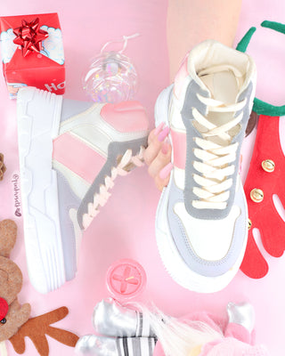 Tenis blancos en bota gris y rosado