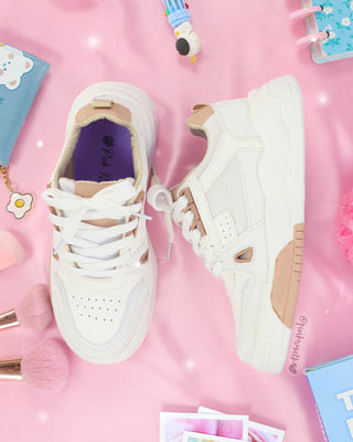 Tenis blancos de suela gruesa con puntera redonda y detalles marrón
