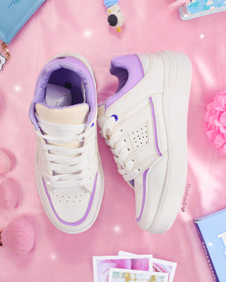 Tenis blancos de suela gruesa con puntera redonda y detalles lila