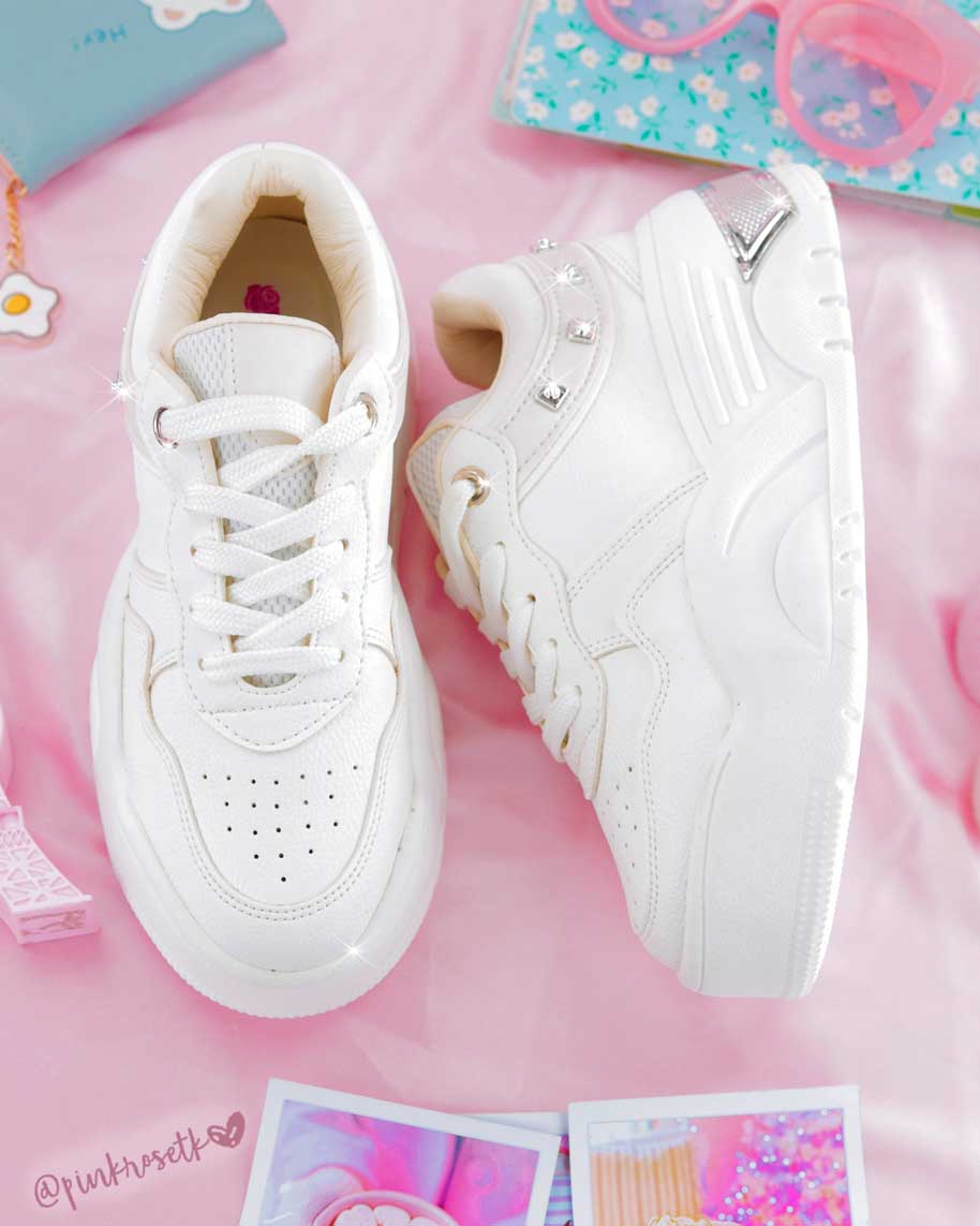 Tenis casuales blancos taches y adorno plateado