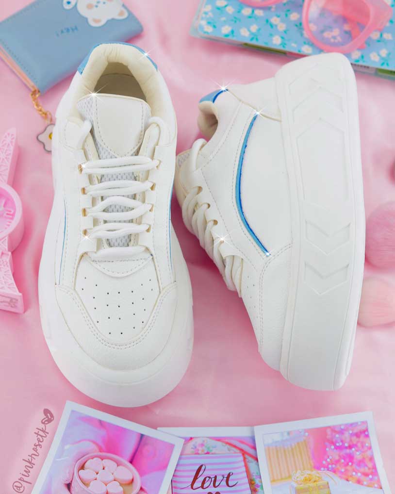 Tenis blancos suela gruesa línea azul