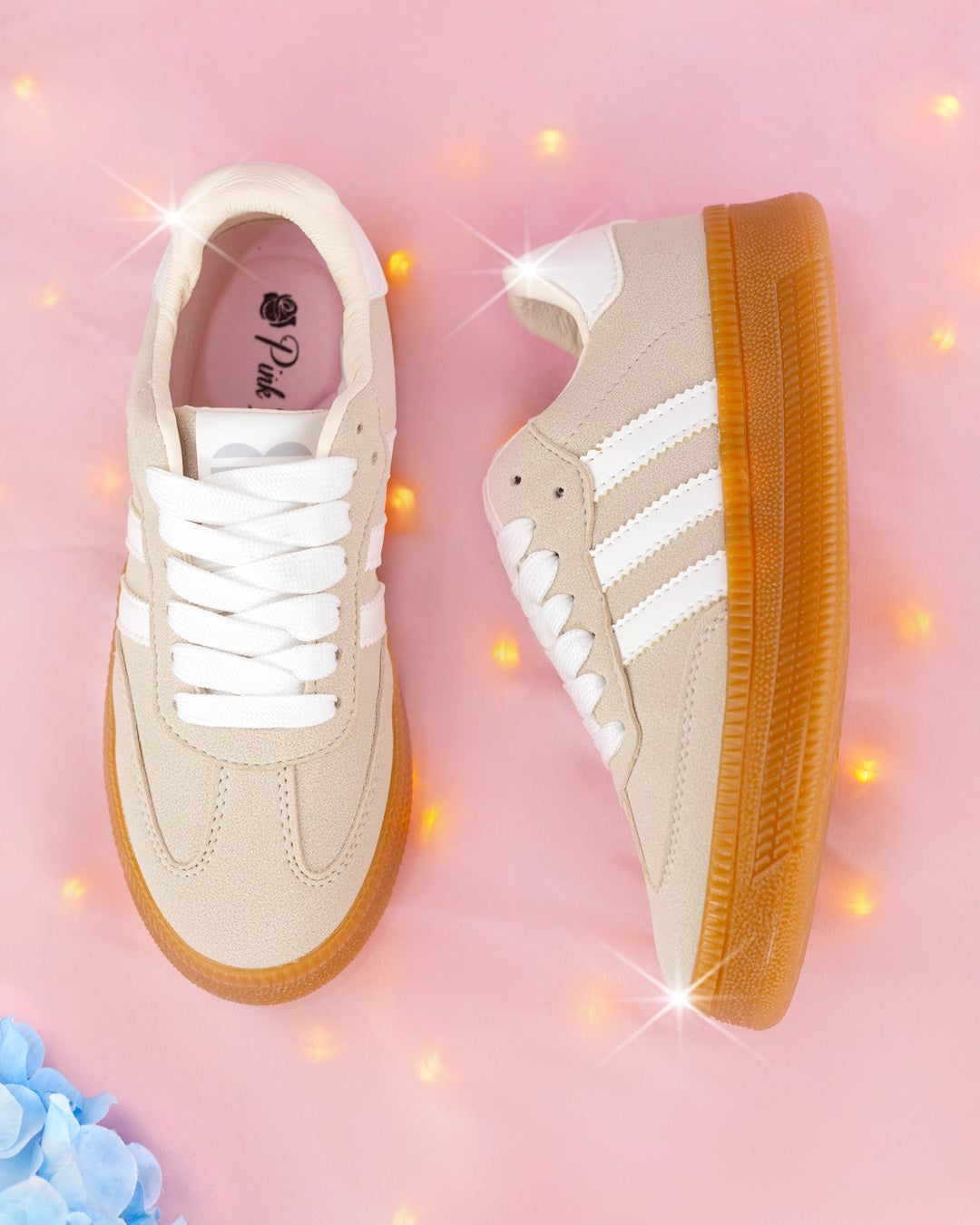 Tenis Beige Samba II Con suela plana Estilo Goma y Franjas Blancas