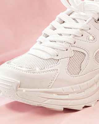 TENIS BLANCOS SUELA GRUESA CON FRANJAS PLATEADAS
