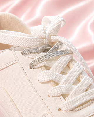 TENIS BLANCOS SUELA PLANA CON CORDON BRILLOSO