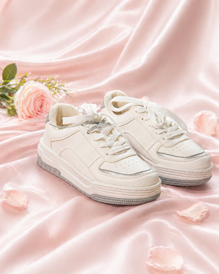 TENIS BLANCOS SUELA PLANA CON CORDON BRILLOSO