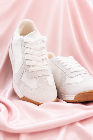 TENIS BLANCOS ESTILO EN PUNTA ADELANTE