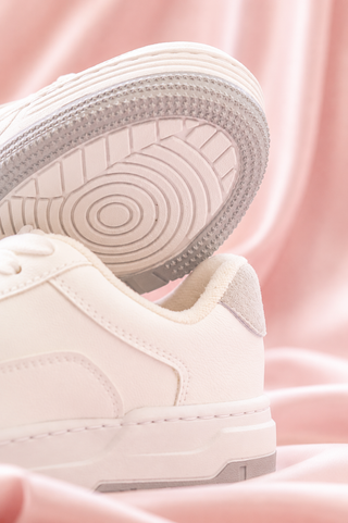 TENIS BLANCOS CON SUELA PLANA