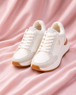TENIS BLANCOS DE PETALO AL LADO Y ATRAS CAFE