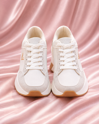 TENIS BLANCOS DE PETALO AL LADO Y ATRAS CAFE