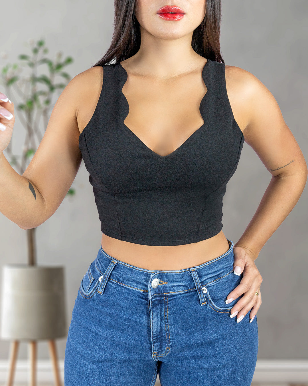 Blusa negra corta de moritas