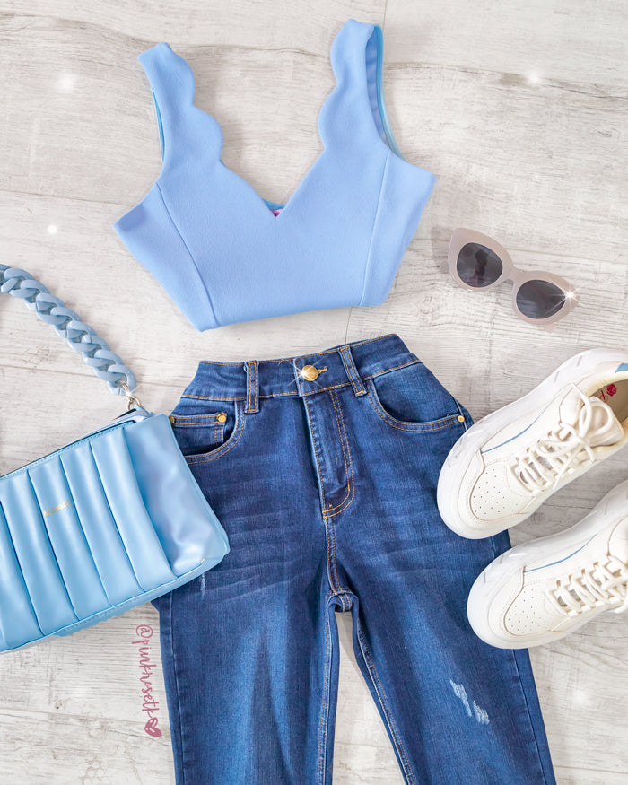 Crop top azul con escote en moras