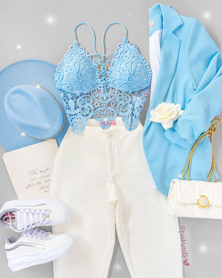 Blusa corta azul de encaje y tiras