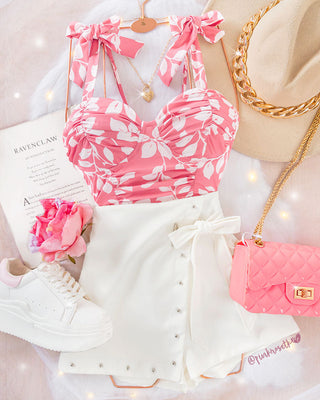 Falda short blanca con tapa, taches plateados y lazo