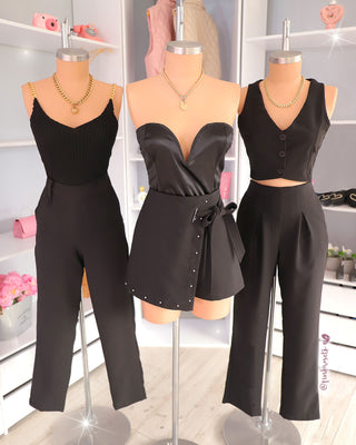 Falda short negra con tapa, taches plateados y lazo